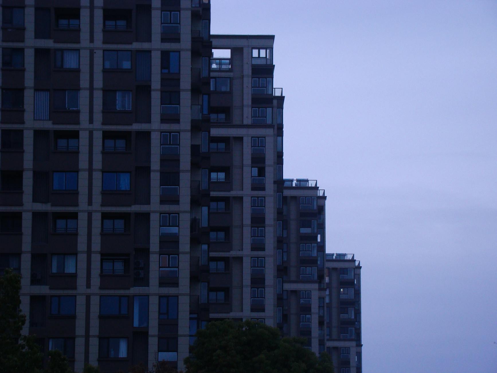 Nowoczesny wieżowiec mieszkalny w centrum Katowic o zmroku Nowoczesny wieżowiec mieszkalny w centrum Katowic o zmroku