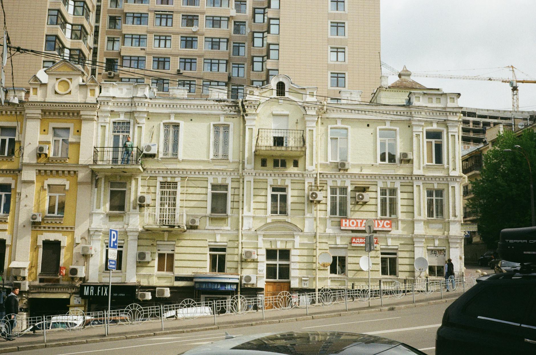 Ulica z zabytkowymi i nowoczesnymi kamienicami w centrum miasta