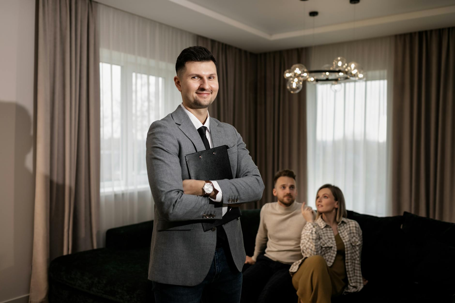 Negocjacje ceny mieszkania w centrum Katowic, sprawdzone strategie dla sprzedających, którzy nie chcą schodzić z kwoty Agent nieruchomości pokazuje mieszkanie parze w centrum Katowic