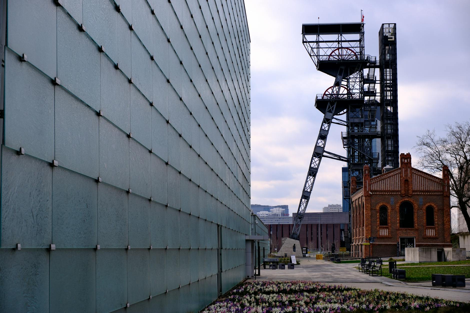 Nowoczesne szklane biurowce obok starych ceglanych kamienic w Katowicach