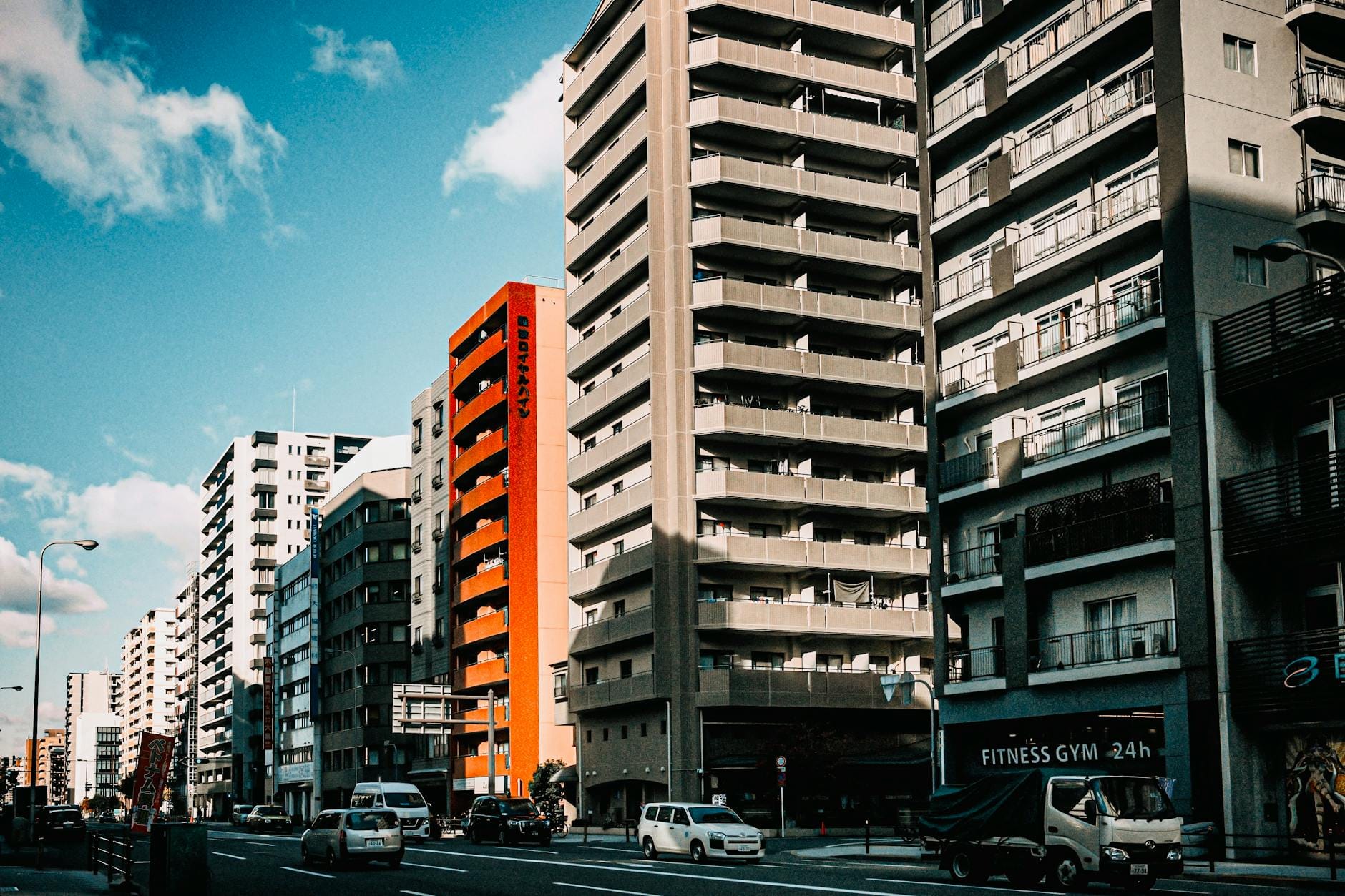 Nowoczesne wysokie bloki przy ruchliwej ulicy w centrum Katowic