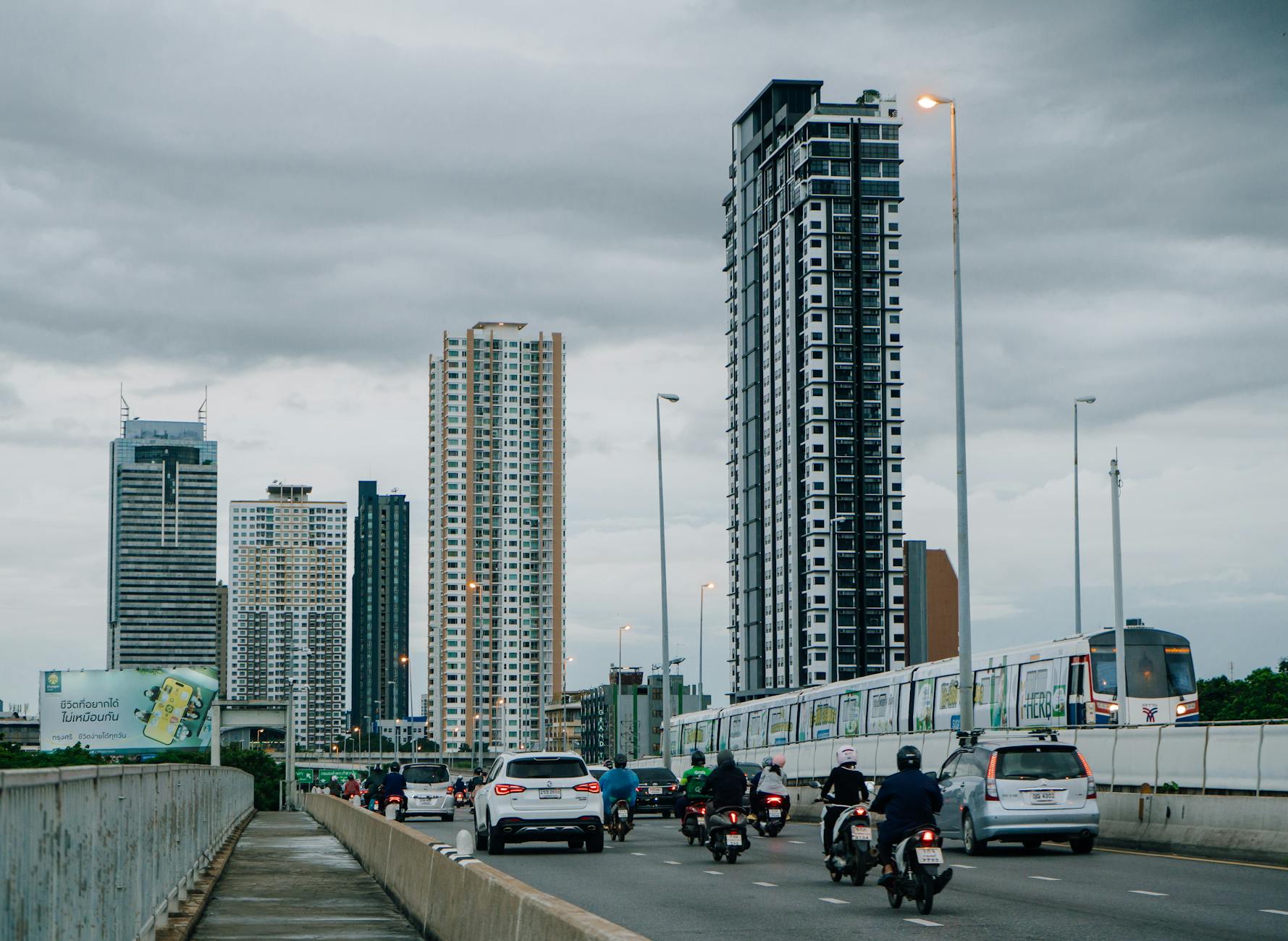 Ruchliwa wielopasmowa arteria z samochodami w otoczeniu wieżowców