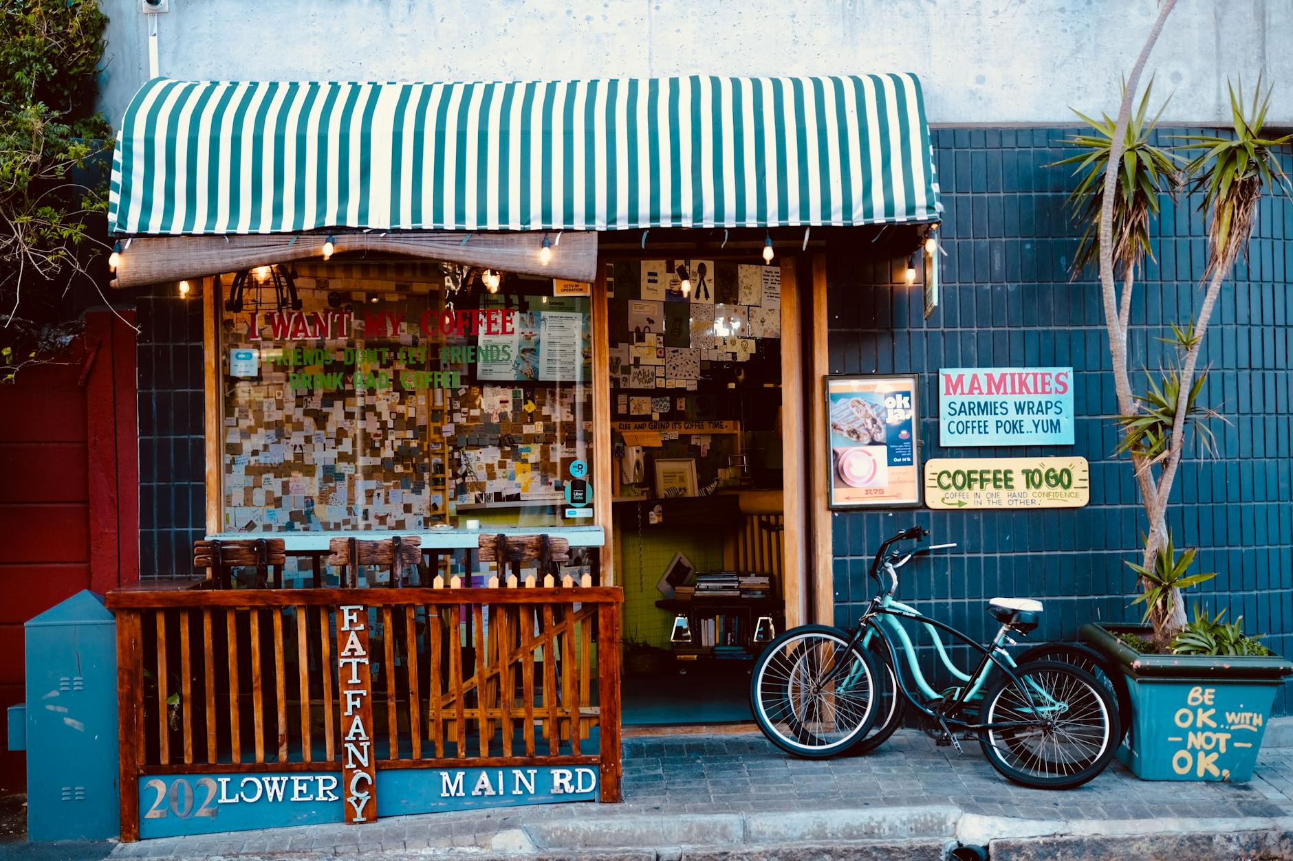 Klimatyczna kawiarnia przy ulicy z markizą i rowerem w centrum Katowic