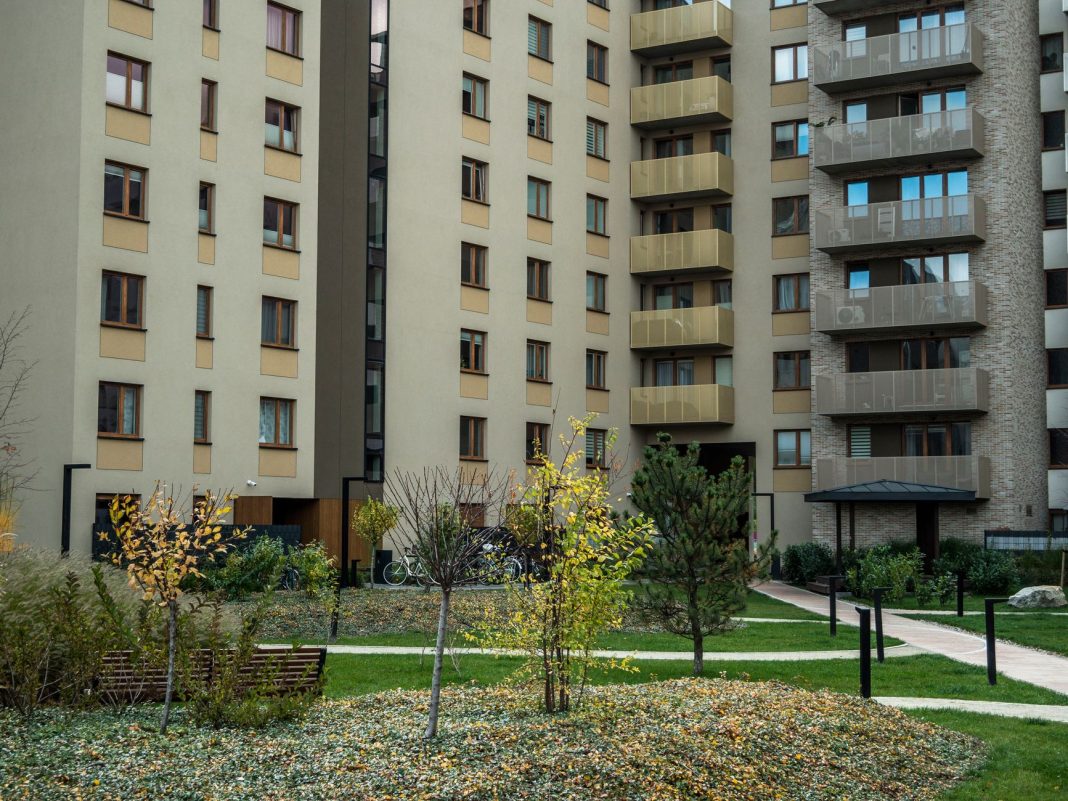 Nowoczesne wieżowce mieszkalne z zielonym dziedzińcem i alejkami