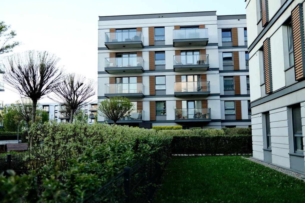 Nowoczesny apartamentowiec z balkonami i zielonym ogrodem