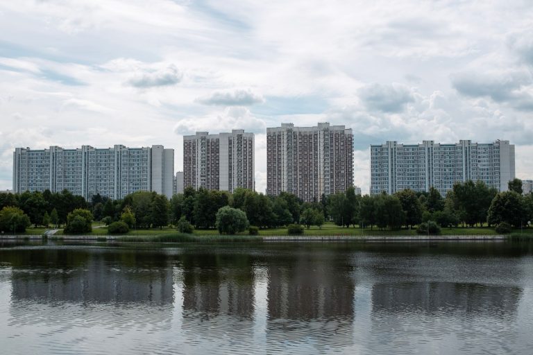 Panorama Moskwy z odbiciem zabudowy w rzece