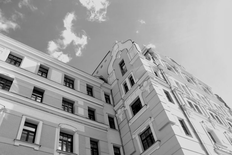 Parkowanie w strefie A i B w Katowicach a meldunek najemcy: jak uzyskać kartę mieszkańca?