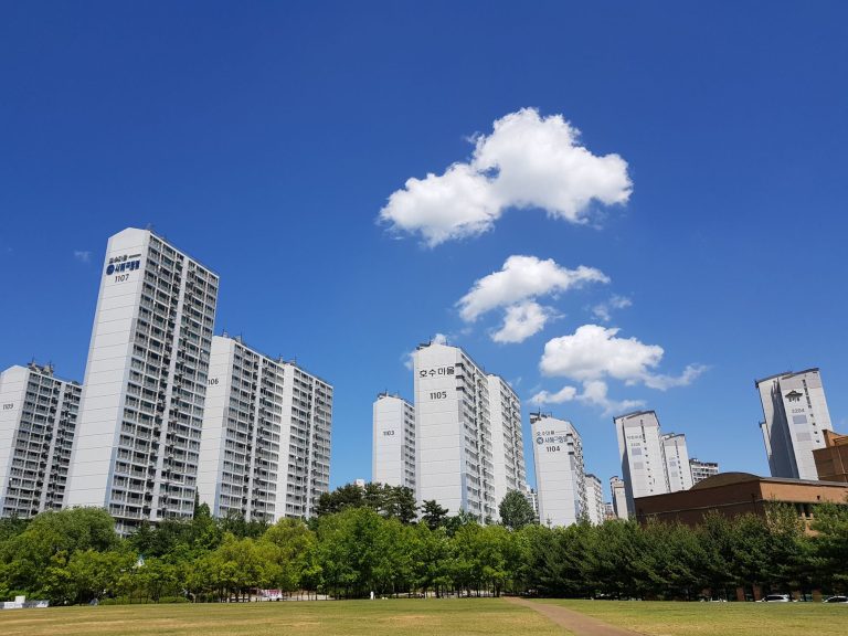 Wieżowce mieszkalne w Yongin na tle błękitnego nieba z chmurami
