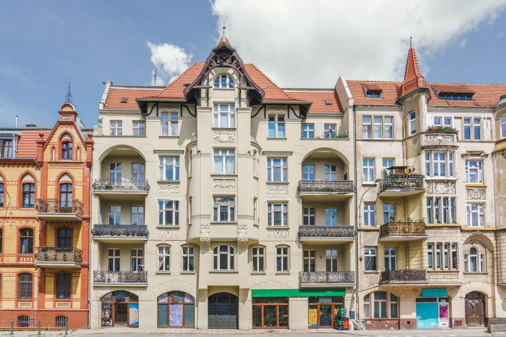 Sprzedaż mieszkania ze spadku w centrum Katowic – terminy podatkowe, dział spadku i dokumentacja