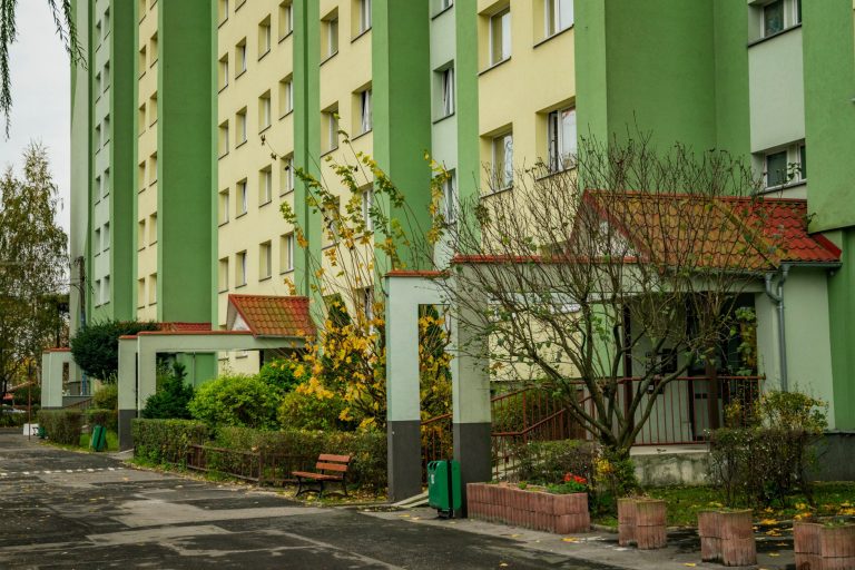Sprzedaż mieszkania ze spadku w centrum Katowic – terminy podatkowe, dział spadku i dokumentacja